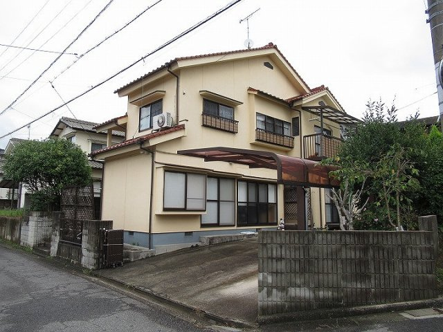 駐車場は並列2台以上利用可能です。
