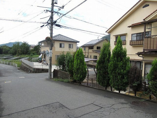 前面道路幅もしっかりと６メートルとれ、見通しも良く、安心な道路です。
