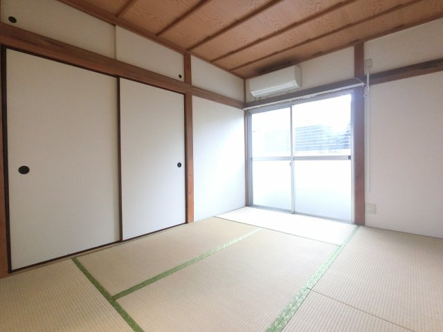 日の光がしっかり差し込む和室です