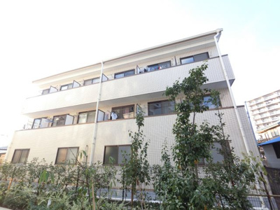 鉄骨造３階建て。