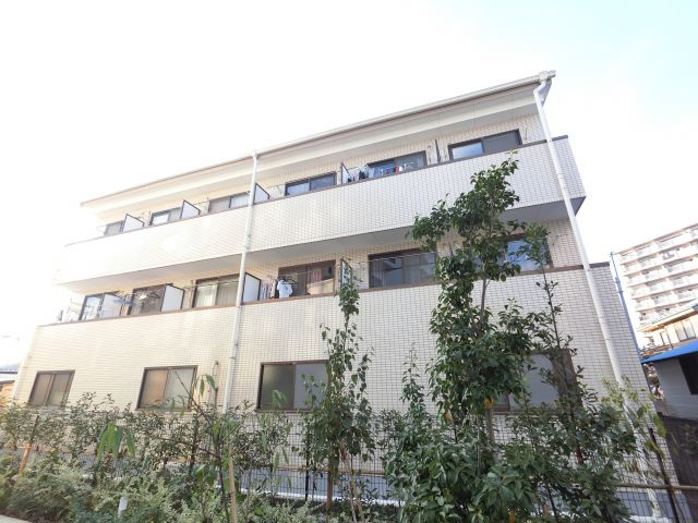 鉄骨造３階建て。