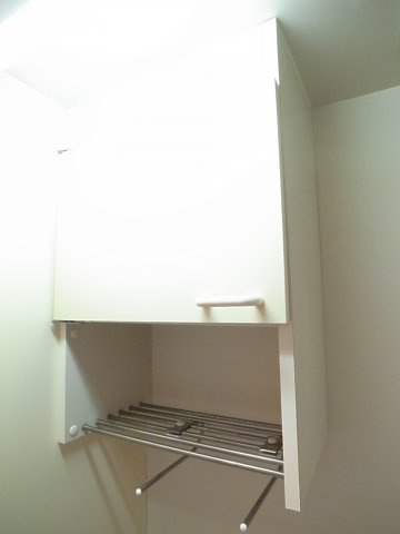 キッチンのちょっとした収納。うれしいですね。画像は同リフォームの別部屋