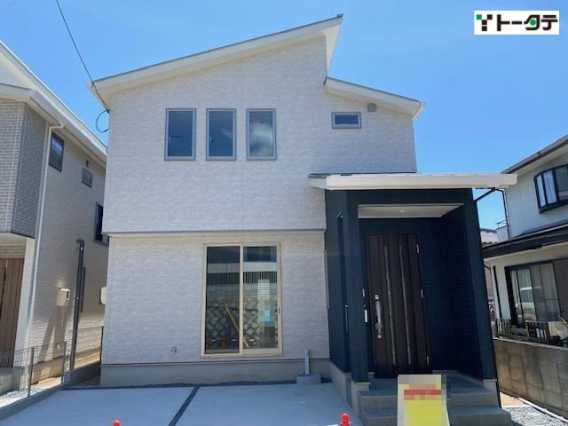 シャープなラインが美しい片流れ屋根の住まい。2階の3連窓からは豊かな採光が期待できます。