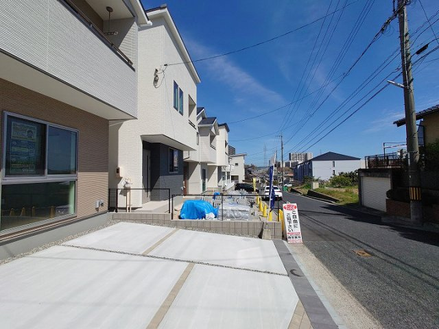 前面道路は6.2ｍ幅ありますが車の往来は多くありません。