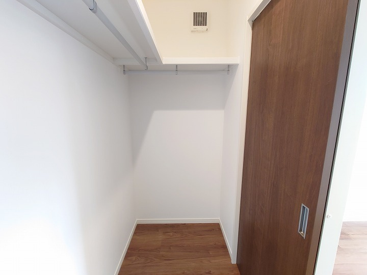 ウォークインクローゼット内部