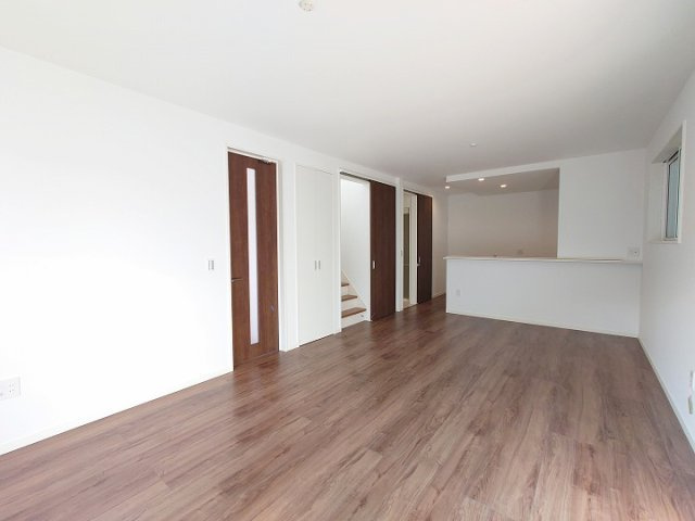 南向きの大きな窓からたくさんの光が差し込む明るい室内。