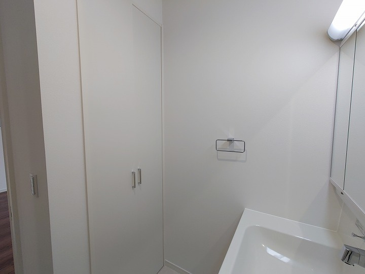 洗面室にはタオルや肌着をストックできる収納があります。