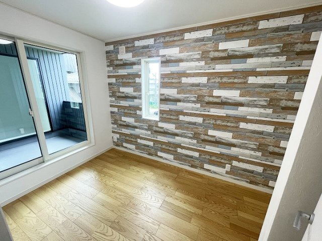 広々ウォークインクローゼットは趣味の品や季節物をたっぷり収納できます。