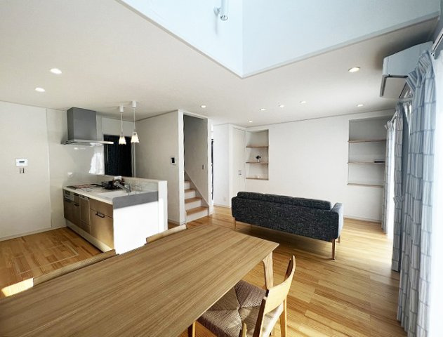 ご家族が集まるリビングダイニングは陽光あふれるあたたかなお部屋