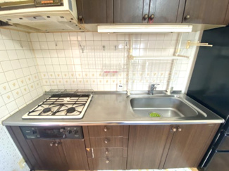 キッチン部分が広く、冷蔵庫・食器棚を置いてもゆとりがありますのでお料理がはかどりますね♪
