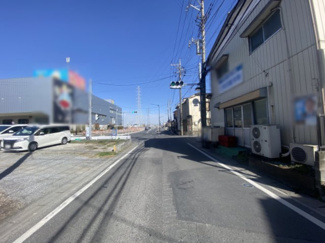 ～十分な広さのある前面道路～
・お車でのすれ違いも可能で余計なストレスがかかりません。
・日々お車での移動が多い方には大切なポイントですね。