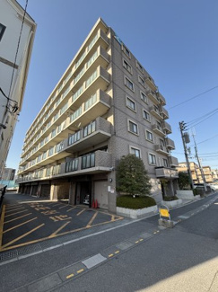 ～閑静な住宅街の立地～
・周辺は閑静な住宅街となっておりますので、静かな暮らしをご実現いただけます。
・前面道路の交通量も多くないので、小さなお子様がいるご家庭でもご安心ですね。