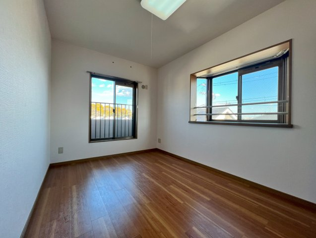 洋室2　出窓もあり開放感があります。
※原状回復中のため、同タイプの室内写真になります。