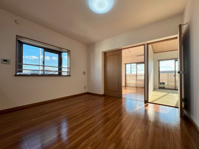 リビング　角部屋のため日当たり良好です。
※原状回復中のため、同タイプの室内写真になります。