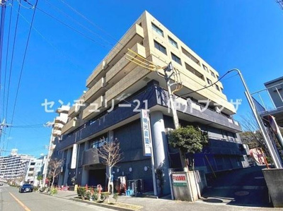 こちらの建物は大通りに面しておりアクセスが便利です。外観はしっかりとした造りで安心感があります。周辺には商業施設も充実し日常の利便性が高い立地にあります。