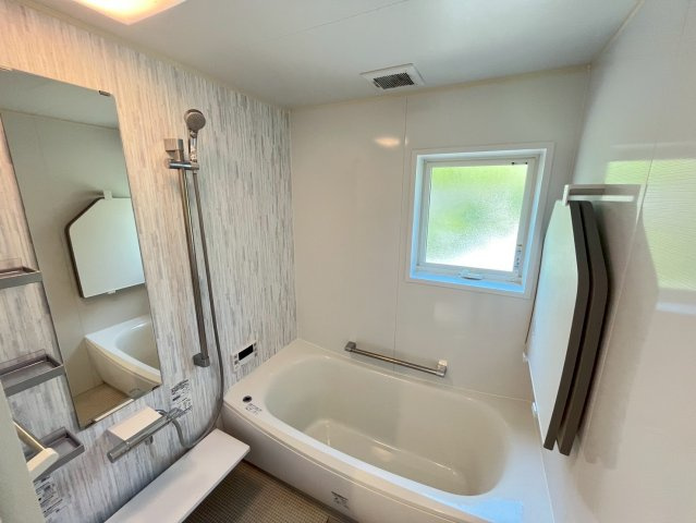 落ち着いた色合いの壁面が特徴の浴室。ゆっくり寛ぐ事の出来る空間です