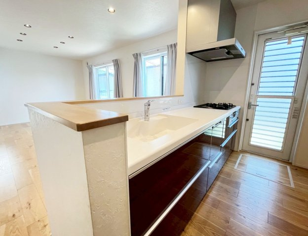 対面キッチンなので、調理や洗い物をしながらリビングダイニングを見渡せます。