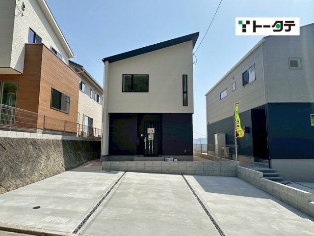 スタイリッシュな片流れ屋根です。
並列で複数台の駐車が可能で、毎日の車の出し入れや来客時にもスムーズに対応できます。