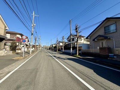幅広い前面道路が魅力の一つです。整然とした街並みが広がり落ち着いた環境です。日当たりも良好で快適に過ごせそうな立地です。