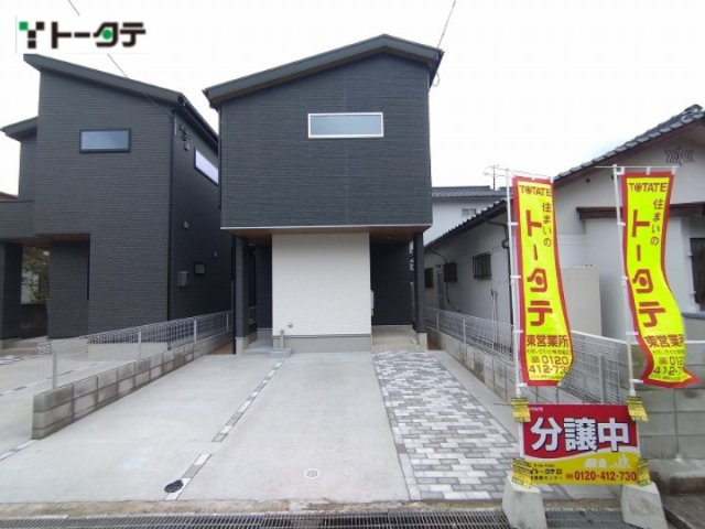 モダンなツートンカラーの外観が特徴の新築戸建です。