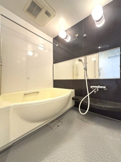 毎日使う空間だからこそゆとりのある設計がうれしいですね♪日頃の疲れを癒すゆったり浴室。お子様との入浴も楽しく過ごせますね♪