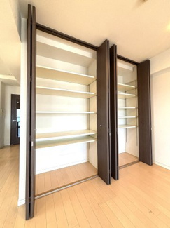 リビング収納には家族で使うもの、日用品や家電の収納など幅広くご活用できます。リビングに収納があることで、物が散らからずすっきりとした生活が可能です♪