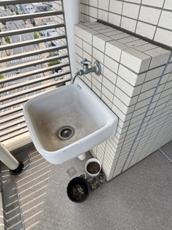 スロップシンク付きの奥行きあるワイドバルコニー。心地よい陽当たり・風通しでのんびりと過ごせます。