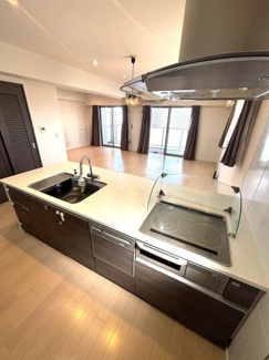 ビルトイン食器洗浄機の為場所を取らず忙しい朝も快適になります。また、収納はスライド式の為、奥にしまい込んだ調理器具等の取り出しもスムーズに行えます。