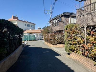 落ち着いた住宅街が広がり周囲には緑が多くリラックスできる環境です。道路は広々としており車の通行にも便利です。学校や施設が近隣にあり生活に便利な立地となっています。