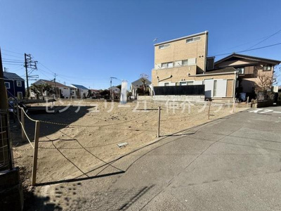 広々とした敷地が特徴的な現地写真です。開放感のある前面道路は周辺環境との調和を保っています。スムーズな車の出入りをサポートし日常生活に便利なアクセスを提供します。