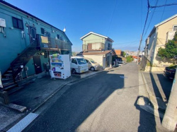日当たりの良い前面道路で明るさが魅力的な現地の雰囲気を感じられます。道路幅が広く車の出入りもスムーズに行えそうです。周辺には自動販売機もありちょっとした買い物にも便利です。
