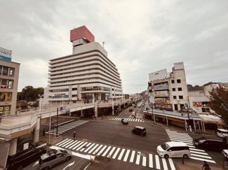 洗練されたデザインの建物が街の中心に位置し利便性の高さを感じさせます。主要な交差点に面し交通アクセスも良好です。周囲には商業施設が多数立ち並び日常の買い物に困ることはありません。