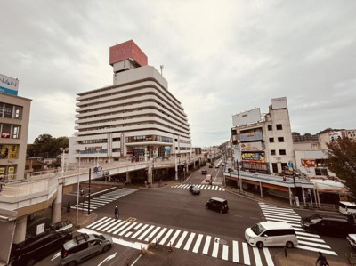 洗練されたデザインの建物が街の中心に位置し利便性の高さを感じさせます。主要な交差点に面し交通アクセスも良好です。周囲には商業施設が多数立ち並び日常の買い物に困ることはありません。