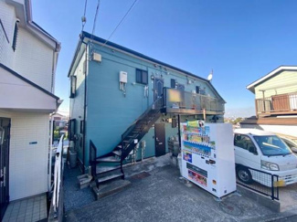 青空に映える外壁が魅力の建物です。コンパクトなデザインが特徴でシンプルな生活に最適です。自動販売機があり便利な生活が楽しめます。