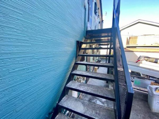 モダンなデザインが特徴の外階段です。錆に強い素材でできており耐久性があります。建物に調和するカラーリングが魅力的です。狭いスペースにもフィットする設計です。