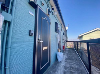 シンプルで落ち着いたデザインの玄関が出迎える心地よい住空間です。共用廊下は広々としており安心感のある雰囲気を醸し出しています。目の前に広がる青空が日々の暮らしに開放感をもたらします。