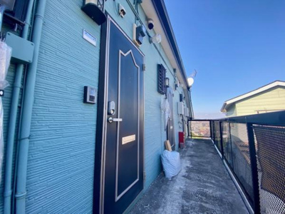 シンプルで落ち着いたデザインの玄関が出迎える心地よい住空間です。共用廊下は広々としており安心感のある雰囲気を醸し出しています。目の前に広がる青空が日々の暮らしに開放感をもたらします。