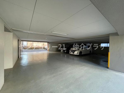 広々とした駐車場は車の出し入れがしやすく快適です。天井が高く圧迫感が少ない設計が魅力的です。全天候型で愛車を守る安心のスペースを提供します。駐車スペースが複数あり駐車の心配がありません。