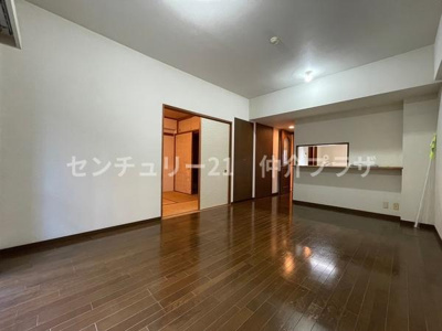 広々としたリビングスペースで家具の配置を自由に楽しめます。壁の色合いが落ち着いた空間を演出しています。シンプルな内装は多様なインテリアスタイルに合わせやすく住む人を選びません。