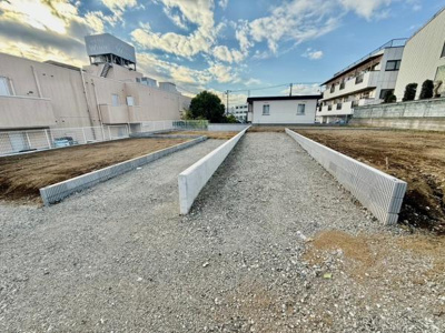 広々とした敷地で様々なプランニングが可能です。建築の可能性が広がる現地土地写真です。周囲の環境も併せて理想の空間をデザインしてみてはいかがでしょうか。