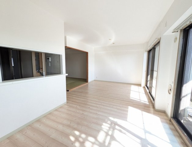 ご家族が集まるリビングダイニングは陽光あふれるあたたかなお部屋