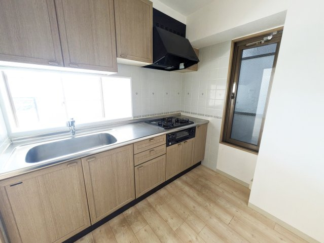 対面キッチンなので、調理や洗い物をしながらリビングダイニングを見渡せます。