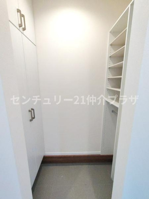 ゆとりのある収納スペースが確保されています。棚や扉付きの収納で整理整頓がしやすい仕様です。高さの異なる棚があり使い分けも可能です。収納力にこだわりたい方におすすめです。