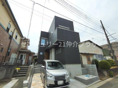 シンプルで落ち着いたデザインの外観が特徴です。駐車スペースもしっかり確保されています。道路からの進入もしやすく周囲と調和した佇まいが印象的です。全体的に手入れもしやすい構造です。