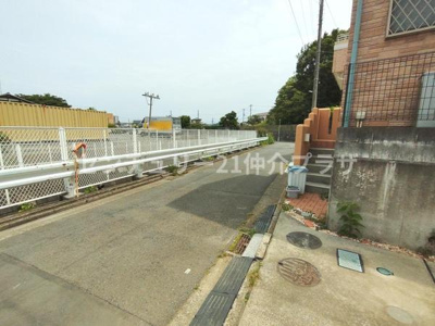 前面道路がしっかりと舗装されており自動車の通行もスムーズです。道路沿いのフェンスが設置され安全性にも配慮されています。周辺に余裕のある歩道スペースがあり車の出し入れも安心です。