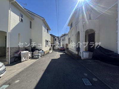 静かな住宅地に位置するこの物件はゆったりとした前面道路が特徴です。周囲の家々に囲まれた安心感が感じられます。日当たりも良く明るい雰囲気が魅力的です。駐車も可能で生活の利便性を高めます。