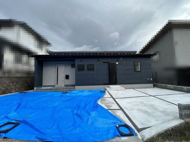 将来のライフステージが変わっても暮らしやすい平屋住宅。ダークネイビーでまとめられたのモダンな外観。