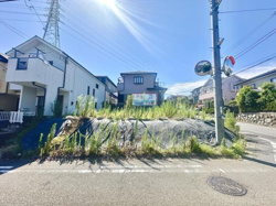 現地の前面道路は幅員が広く車の出入りがしやすい印象です。周囲には住宅が整然と立ち並んでいます。明るい日差しが差し込む開放的な街並みが特徴的です。電柱やカーブミラーなど安全面にも配慮が見られます。