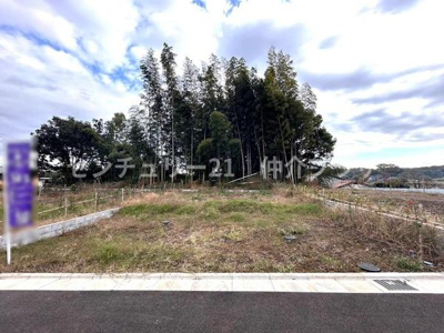 緑豊かな環境に囲まれたこの土地は自然との調和を感じさせる魅力がございます。ゆったりとした敷地が様々な用途に対応可能です。アクセスもしやすく便利な立地ですので将来性に期待できる物件です。