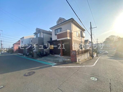 前面道路は広々としています。